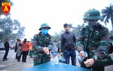 Tân binh đeo khẩu trang, kiểm tra thân nhiệt trong ngày nhập ngũ